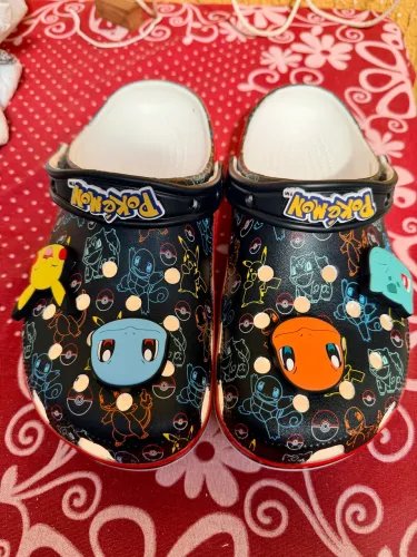 Crocs Pokémon Original (EUA) - Tamanho 37 BR (W8/M6) - Novo