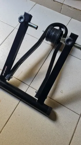 Rolo para treinar bike indoor. Usado uma vez apenas .