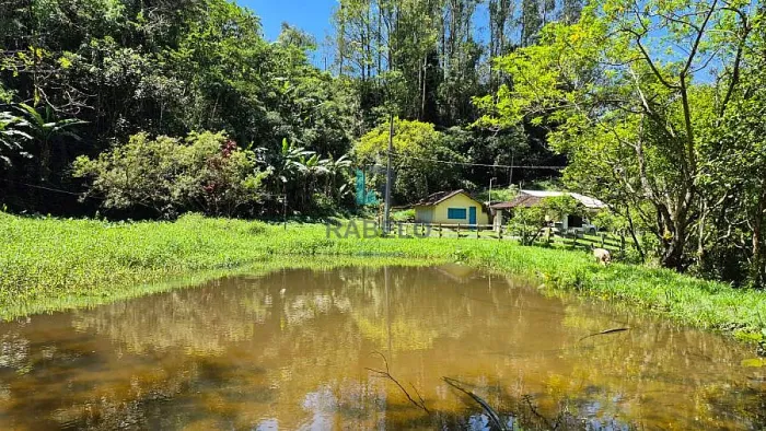 SÍTIO COM MUITA ÁGUA, MATA NATIVA E LAGO NA SERRA EM PIQUETE