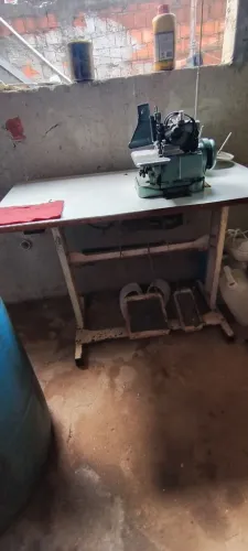 Máquina de costura pedal antiga 
