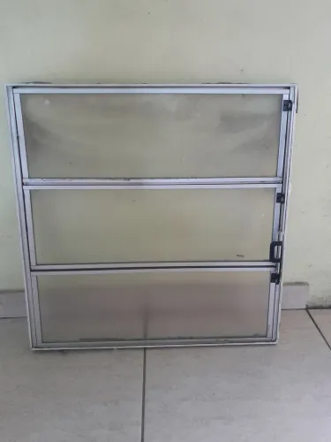 Basculhante de Aluminio 60 x 60 cm com Vidros