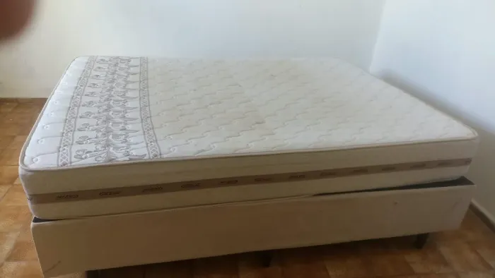 Vende-se cama box casal com colchão
