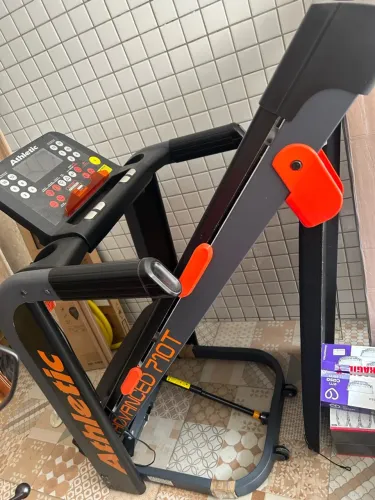 Esteira Athletic Advanced 710T com pouco uso ? R$ 3.500,00