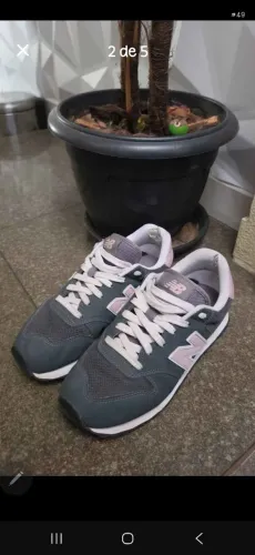Tenis New Balance feminino.