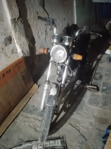 Moto intruder Suzuki precisando de pequenos reparos tanque pouco amassado