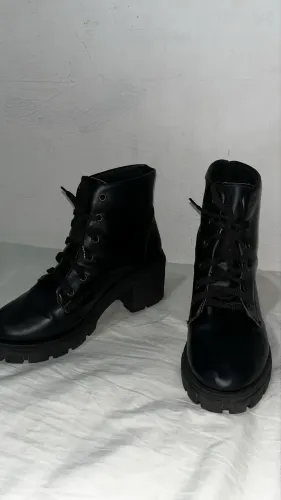 Bota tamanho 37