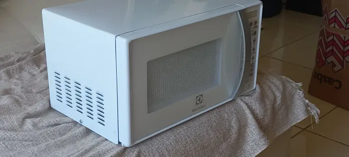 Micro-ondas seminovo.