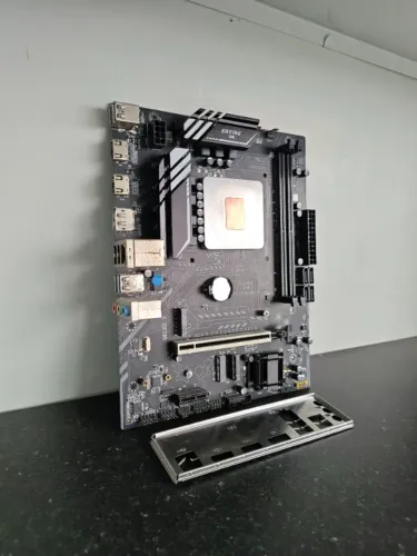 Kit Interposer HM570 + i7-11600H (Integrado)