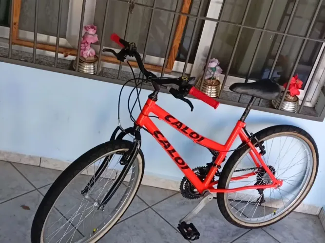 Bicicleta caloi  aro 24  com marcha. Leia a descrição sobre peças novas.