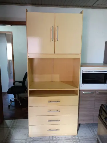 Armário de 2 portas e 4 gavetas