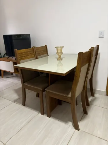Mesa de jantar com 4 cadeiras