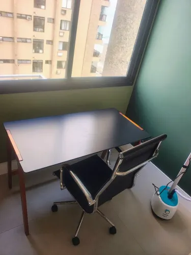 Mesa e cadeira de escritório 
