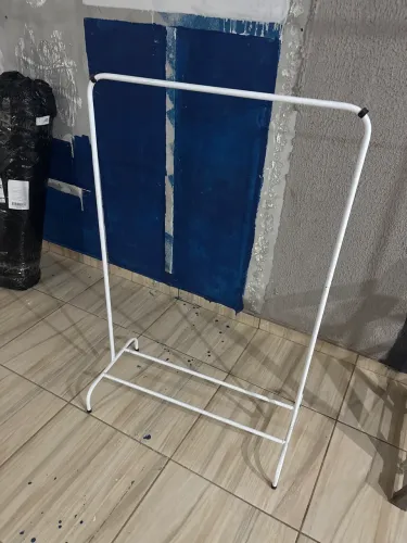 Arara de roupas infantil