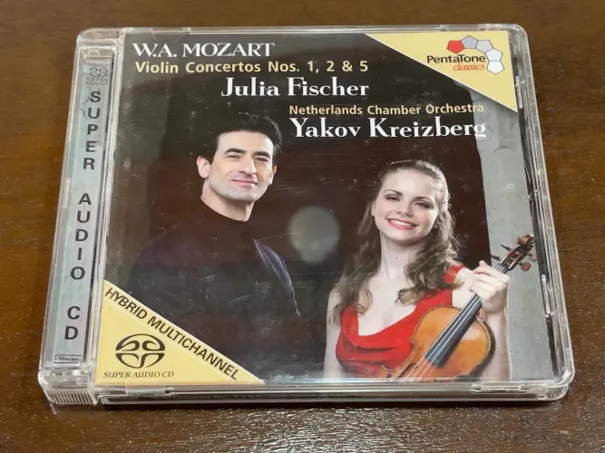 SACD Julia Fischer Mozart Violin Concertos 1, 2 e 5 Pentatone Audiofilo
