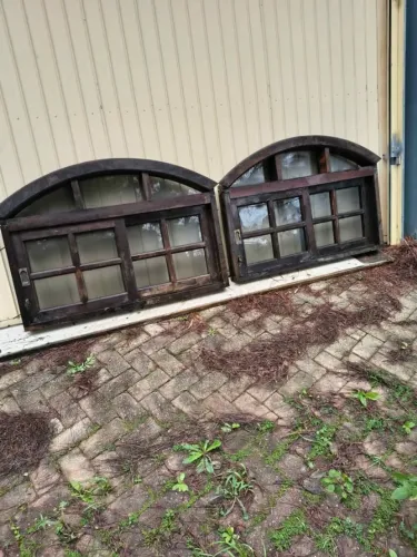 Vendo janela de madeira em arco