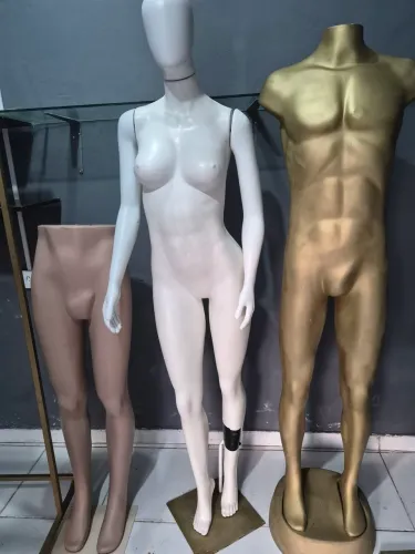Manequins e araras