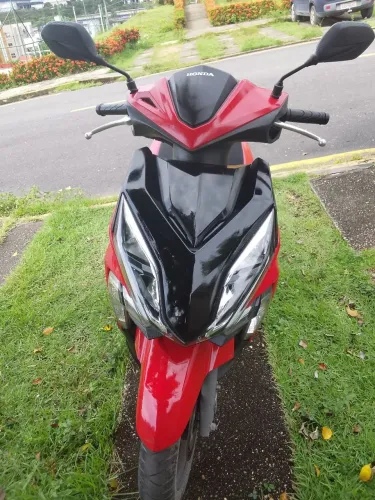 Vendo uma elite 125 cor vermelha, moto Honda. Única dona ,sem dívidas, tudo certo