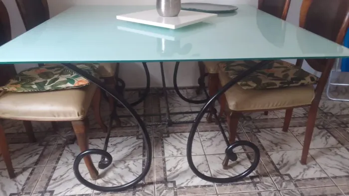 Vendo uma base para mesa de jantar, toda em ferro, pintada com tinta automotiva.