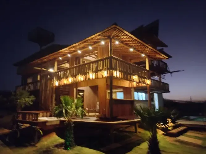 Casa Triplex com oito quartos sendo cinco suítes no Fortim - 490m²
