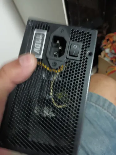 Fonte atx básico na cor preta e ventilador grande. 200 wayts - 110 volts.