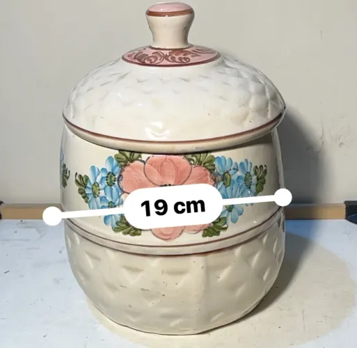  pote é um item de cerâmica artesanal