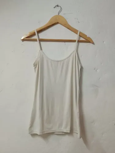 Regata Off-White de Alças Finas Básica