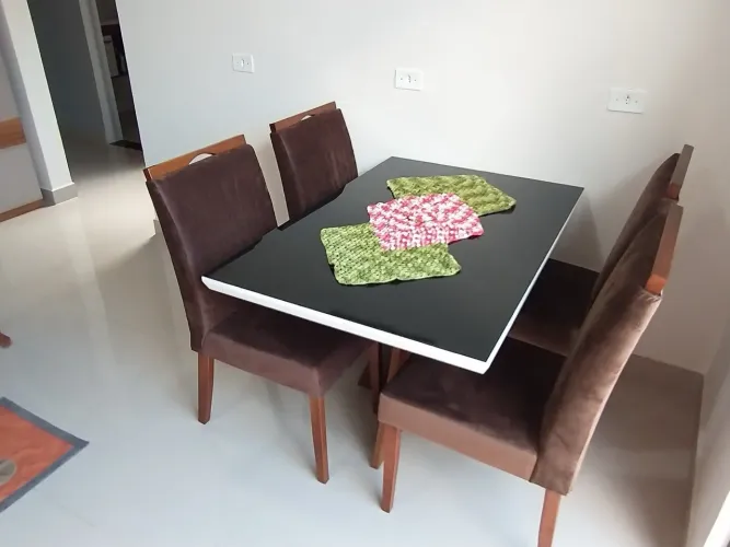 Mesa com 4 cadeiras
