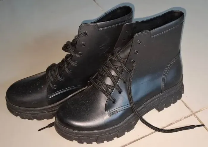 BOTA INFANTIL PRETA TRATORADA TIPO COTURNO