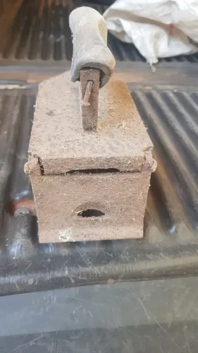 Ferro de passar roupa a brasa antigo