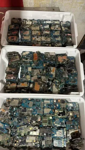 Reciclagem em larga escala de placas-mãe descartadas de telefones celulares