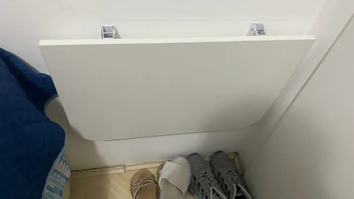Mesa retrátil dobrável de parede branca em MDF