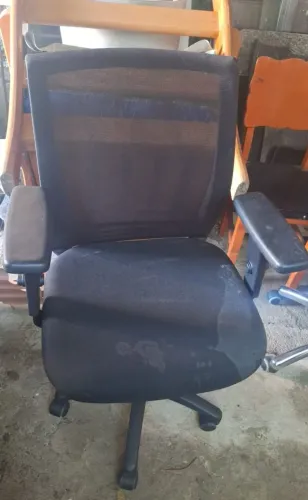 Cadeira Diretor confortável em bom estado.
