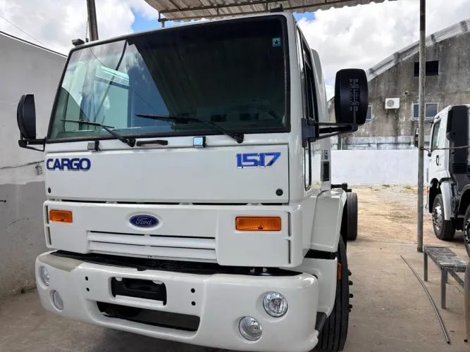 Ford cargo 2011 com apenas 156.000km pára-brisa original muito novo