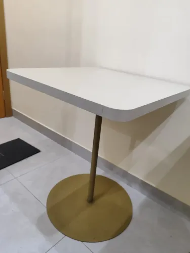 Mesas Modernas Beage com Base Dourada - Ideal para Café/Escritório - 7 unidades
