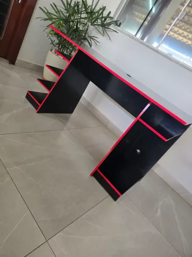Mesa para Escritório / Computador com Nichos Laterais - Preta e Vermelha