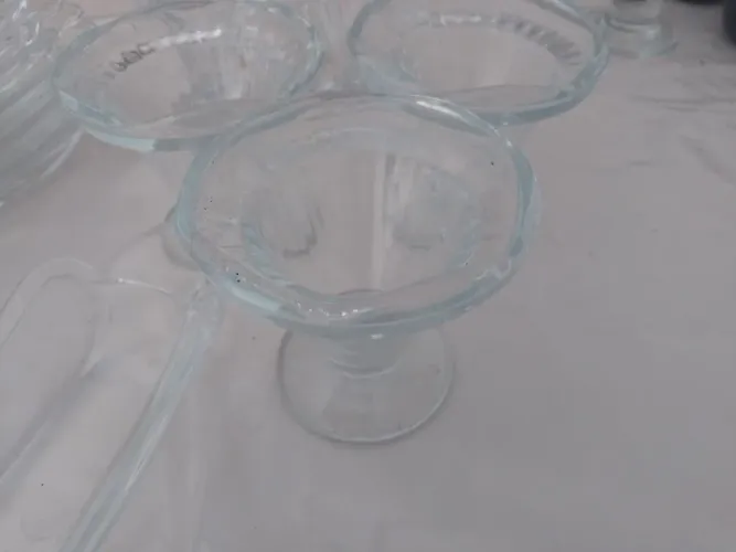 Vasilha de banana split e taça para colocar sorvete