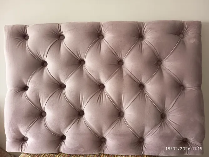 Cabeceira de cama solteirão 90x60. A cabeceira em Capitoné e Metalassê estofada em Suede. 