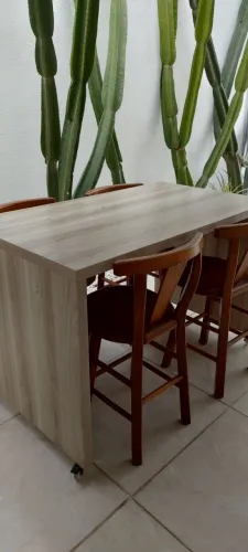 Conjunto de mesa com banquinhos em madeira maciça.