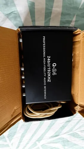 Interface de áudio Q-24<br>- Seminova<br>- acompanha cabo<br>- *R$150,00*.<br>- Contato apenas no PV