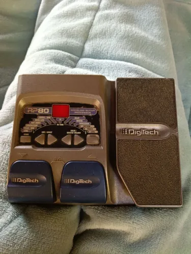 Pedaleira Multiefeitos DigiTech RP80 com Pedal de Expressão