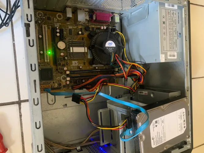 Computador, funciona mas é melhor pra retirada de peças