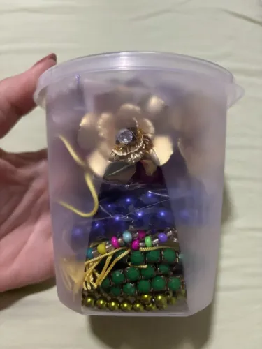 Pote de bijuterias, com colar, pulseiras, entre outros.