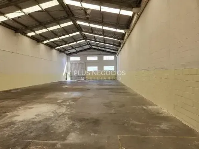 Galpão Industrial para Locação no Cajuru | 750m² | Pé-Direito 7m | Piso 4t/m² | Escritório