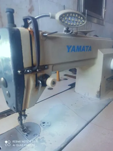 RETA INDUSTRIAL MOTOR SILENCIOSO FUNCIONANDO PERFEITAMENTE COM LUMINÁRIA Máquina costura