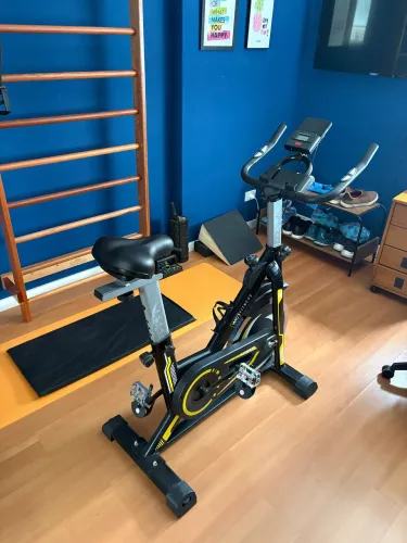 Bicicleta spinning com roda de inercia de 13 kg Wct fitness cor preto