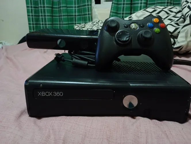 Vendo xbox 360 com controle e kinect APENAS PARA RETIRADA DE PEÇ.