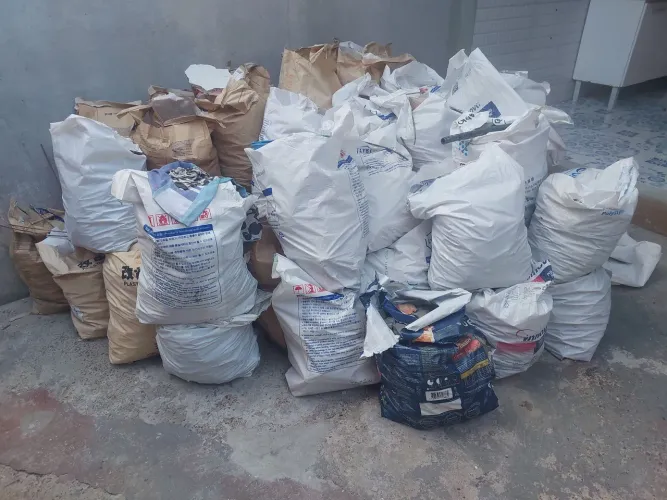 R$ 20,00 por saco de cascalho, entulho, somente com pedaços de parede.