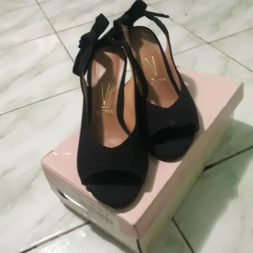 Vendo essa linda sandalia 37 Marca VIZZANO com amarramento de laço atras de salto medio T
