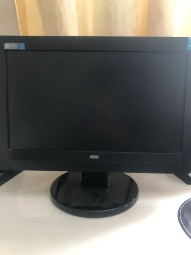 monitor LCD AOC, especificamente o modelo 1619SWA ou similar da série 1619