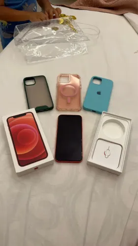 iPhone 12 vermelho 128gb (inclui 3 capinhas)